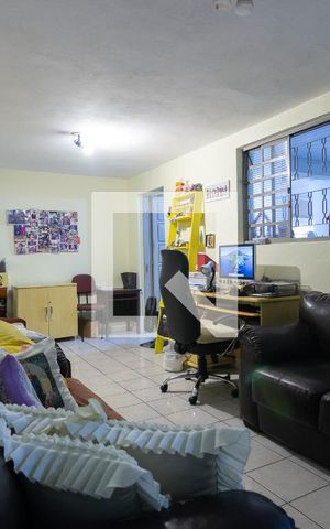Casa à venda com 200m², 2 quartos e 6 vagas Casa à venda com 200m², 2 quartos e 6 vagasSala