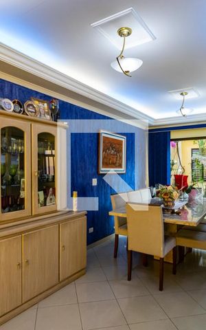 Casa à venda com 227m², 3 quartos e 4 vagas1o. Andar - Sala