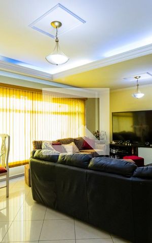 Casa à venda com 227m², 3 quartos e 4 vagas1o. Andar - Sala
