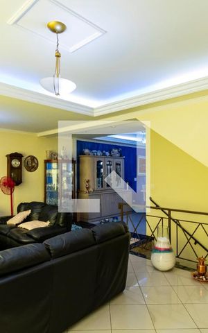 Casa à venda com 227m², 3 quartos e 4 vagas1o. Andar - Sala
