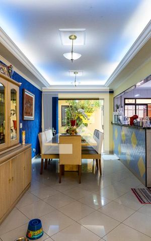 Casa à venda com 227m², 3 quartos e 4 vagas1o. Andar - Sala