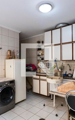 Casa à venda com 227m², 3 quartos e 4 vagas1o. Andar - Área de serviço