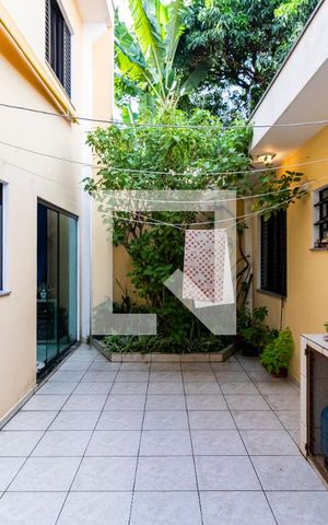 Casa à venda com 227m², 3 quartos e 4 vagas1o. Andar - Quintal