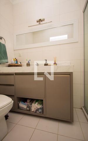 Casa para alugar com 200m², 4 quartos e 1 vaga Casa para alugar com 200m², 4 quartos e 1 vagaBanheiro da Suíte