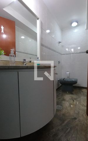 Casa à venda com 222m², 3 quartos e 4 vagasBanheiro da Área da churrasqueira e piscina