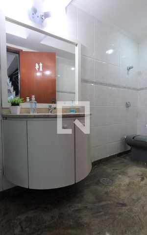 Casa à venda com 222m², 3 quartos e 4 vagasBanheiro da Área da churrasqueira e piscina