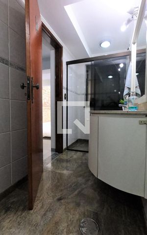 Casa à venda com 222m², 3 quartos e 4 vagasBanheiro da Área da churrasqueira e piscina