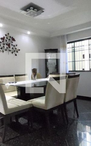 Casa à venda com 222m², 3 quartos e 4 vagasSala