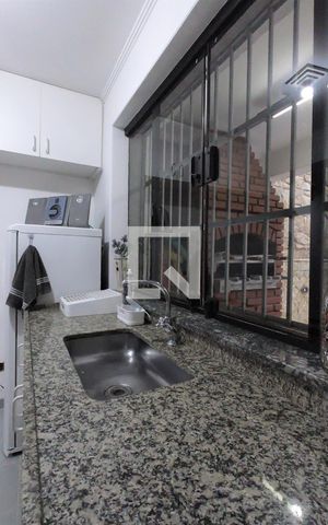 Casa à venda com 222m², 3 quartos e 4 vagasÁrea da churrasqueira e piscina