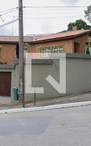 Casa para alugar com 632m², 5 quartos e 8 vagas Casa para alugar com 632m², 5 quartos e 8 vagasFachada