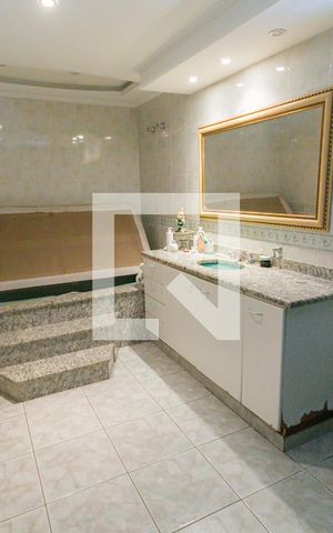Casa de condomínio à venda com 500m², 8 quartos e 4 vagas Casa de condomínio à venda com 500m², 8 quartos e 4 vagasBanheiro da Suíte 4