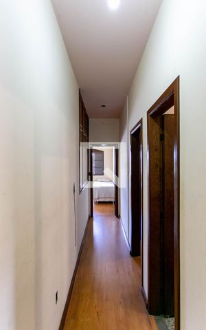 Casa à venda com 258m², 4 quartos e 4 vagas Casa à venda com 258m², 4 quartos e 4 vagasCorredor