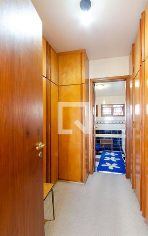 Casa à venda com 389m², 3 quartos e 3 vagas Casa à venda com 389m², 3 quartos e 3 vagasCloset da suíte 4