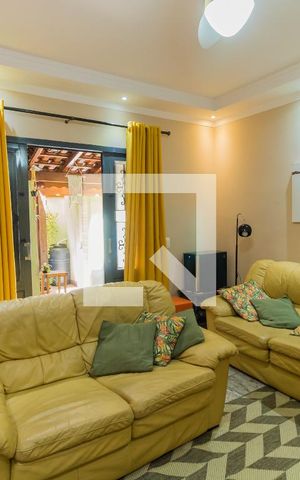 Casa à venda com 250m², 3 quartos e 5 vagas Casa à venda com 250m², 3 quartos e 5 vagasSala