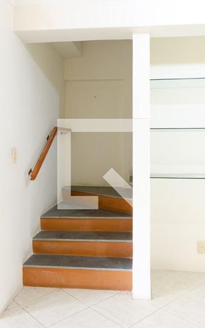 Casa à venda com 220m², 3 quartos e 3 vagas Casa à venda com 220m², 3 quartos e 3 vagasEscada