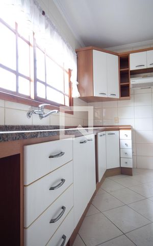 Casa à venda com 220m², 3 quartos e 3 vagas Casa à venda com 220m², 3 quartos e 3 vagasCozinha - Armários