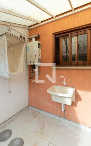 Casa à venda com 172m², 3 quartos e 2 vagas Casa à venda com 172m², 3 quartos e 2 vagasCozinha e Área de Serviço