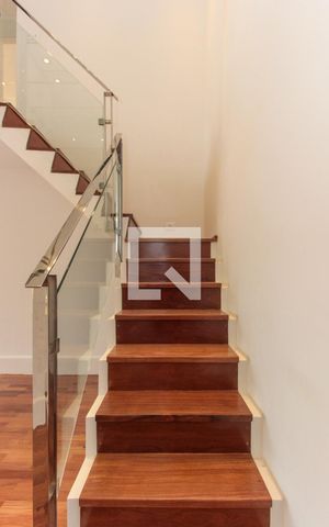 Apartamento à venda com 210m², 2 quartos e 2 vagas Apartamento à venda com 210m², 2 quartos e 2 vagasEscada