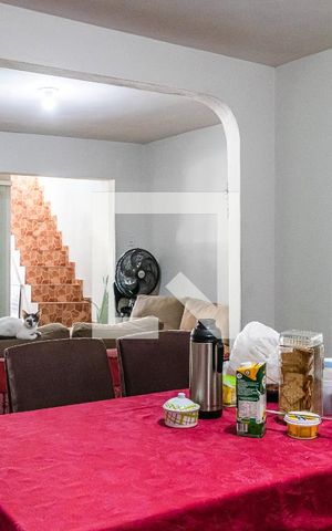 Casa à venda com 200m², 4 quartos e sem vaga Casa à venda com 200m², 4 quartos e sem vagaSala