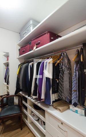 Casa à venda com 727m², 4 quartos e 14 vagas Casa à venda com 727m², 4 quartos e 14 vagasCloset