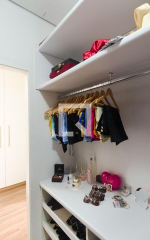 Casa à venda com 727m², 4 quartos e 14 vagas Casa à venda com 727m², 4 quartos e 14 vagasCloset