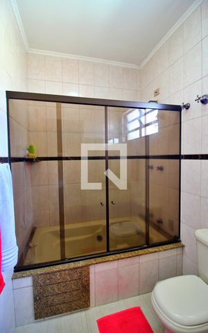 Casa à venda com 300m², 4 quartos e 6 vagasBanheiro da Suíte 1