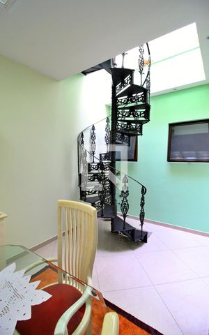 Casa à venda com 300m², 4 quartos e 6 vagasSala