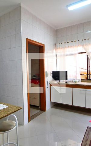 Casa à venda com 300m², 4 quartos e 6 vagasCozinha