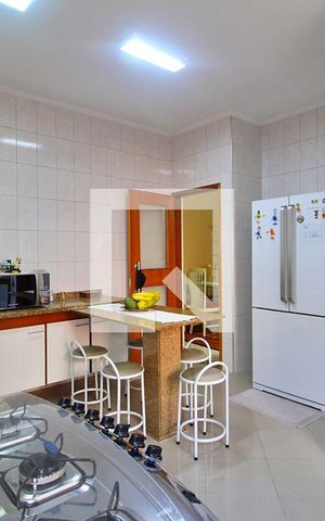 Casa à venda com 300m², 4 quartos e 6 vagasCozinha