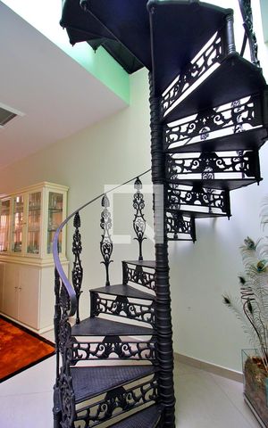 Casa à venda com 300m², 4 quartos e 6 vagasEscada