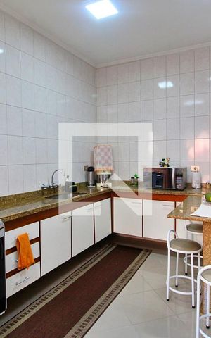 Casa à venda com 300m², 4 quartos e 6 vagasCozinha