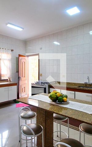 Casa à venda com 300m², 4 quartos e 6 vagasCozinha