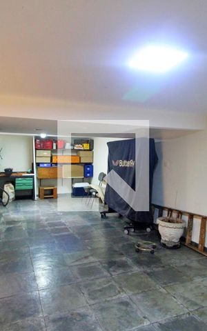 Casa à venda com 300m², 4 quartos e 6 vagasDepósito