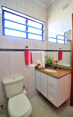 Casa à venda com 300m², 4 quartos e 6 vagasBanheiro da Suíte 1