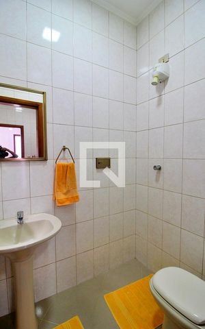 Casa à venda com 300m², 4 quartos e 6 vagasBanheiro de Serviço