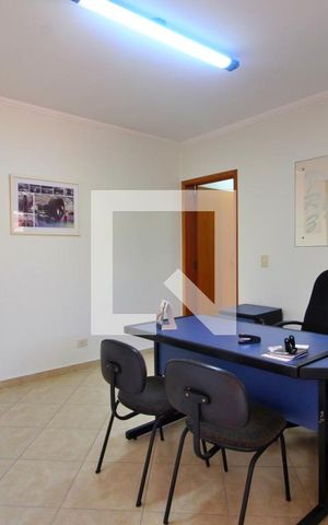 Casa à venda com 300m², 4 quartos e 6 vagasEscritório