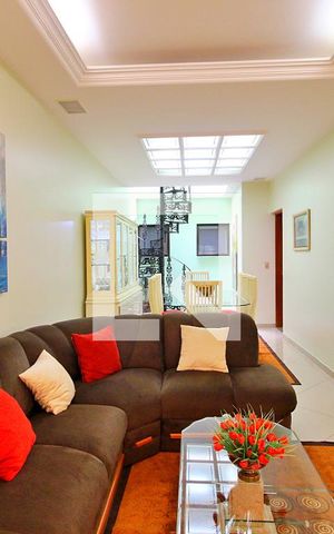 Casa à venda com 300m², 4 quartos e 6 vagasSala