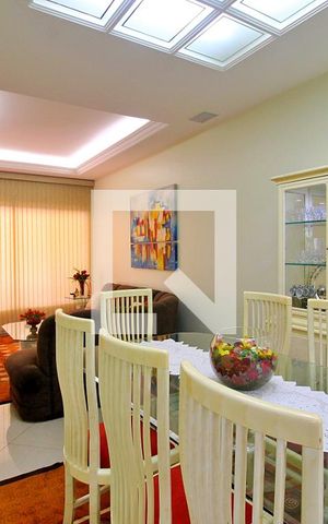 Casa à venda com 300m², 4 quartos e 6 vagasSala