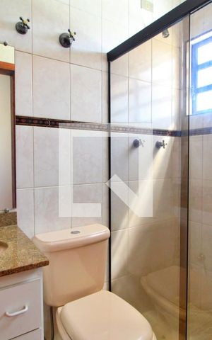 Casa à venda com 300m², 4 quartos e 6 vagasBanheiro da Suíte 2