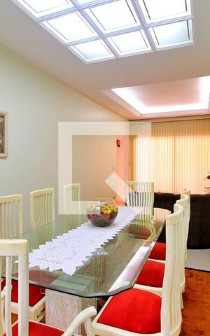 Casa à venda com 300m², 4 quartos e 6 vagasSala