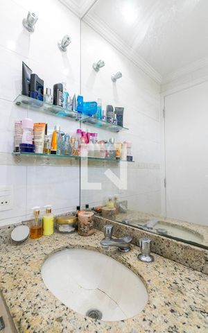 Apartamento à venda com 82m², 3 quartos e 2 vagasBanheiro da Suíte 2 
