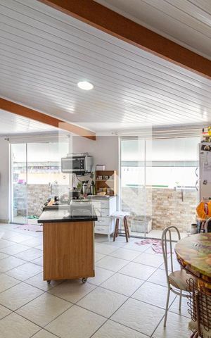 Casa à venda com 180m², 3 quartos e 4 vagas Casa à venda com 180m², 3 quartos e 4 vagasCozinha