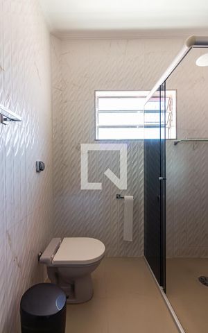 Casa à venda com 234m², 2 quartos e 2 vagas Casa à venda com 234m², 2 quartos e 2 vagasBanheiro da Suíte 1
