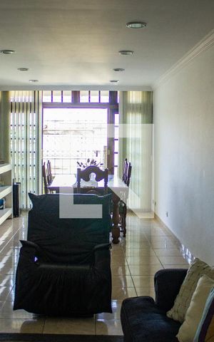 Casa à venda com 202m², 4 quartos e 3 vagas Casa à venda com 202m², 4 quartos e 3 vagasSala