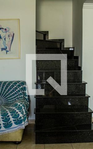 Casa à venda com 202m², 4 quartos e 3 vagas Casa à venda com 202m², 4 quartos e 3 vagasSala - Escadas