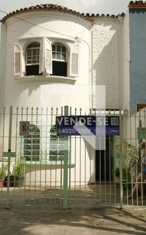 Casa à venda com 200m², 2 quartos e 2 vagas Casa à venda com 200m², 2 quartos e 2 vagasFachada