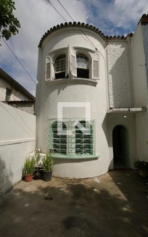 Casa à venda com 200m², 2 quartos e 2 vagas Casa à venda com 200m², 2 quartos e 2 vagasQuintal Frontal