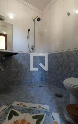 Casa de condomínio para alugar com 395m², 4 quartos e 6 vagas Casa de condomínio para alugar com 395m², 4 quartos e 6 vagasBanheiro da Suíte 2