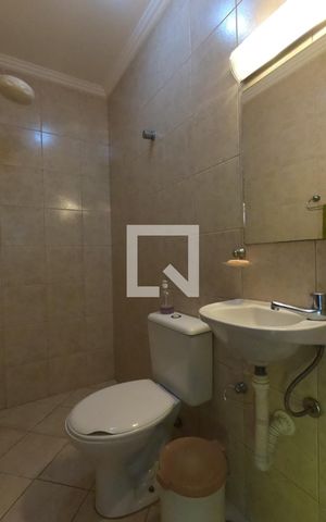 Casa de condomínio para alugar com 395m², 4 quartos e 6 vagas Casa de condomínio para alugar com 395m², 4 quartos e 6 vagasBanheiro de Serviço
