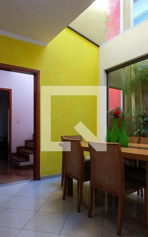 Casa de condomínio para alugar com 395m², 4 quartos e 6 vagas Casa de condomínio para alugar com 395m², 4 quartos e 6 vagasSala